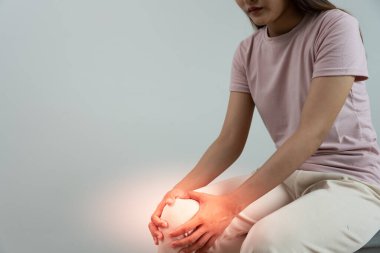 Asyalı bayan sporcu ya da benekli kadın bacak iltihabı nedeniyle diz yaralanması, egzersiz, masaj, kas gevşemesi, romatoid artrit, gait bozukluğu, romatizma artriti nedeniyle diz ağrısı