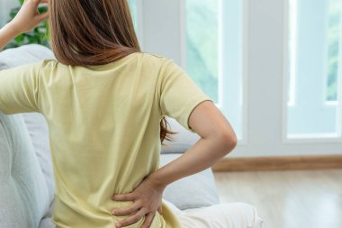 Kadın belini tutuyor ve dayanılmaz ağrılar çekiyor. Sağlık ve sorunlar, kronik sırt ağrısı, ofis sendromu, skolyoz, bel fıtığı, kas iltihabı.