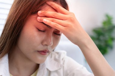 Baş ağrısı, kadın migren ağrısı, kötü sağlık, Asyalı kadın stres ve baş ağrısı, ofis sendromu, alınına dokunmaktan yorgun düşmüş migren ya da depresyon, sinirli kız, hüzün.