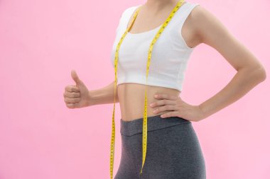 Kadınlar diyetin mutlu sonuçları. Güzel şekil. Dişilerin kilo verdikten sonra bel ölçüleri azalır. Kilo verdiğin için kot giyemezsin. denge, kontrol, rutinler, egzersiz.