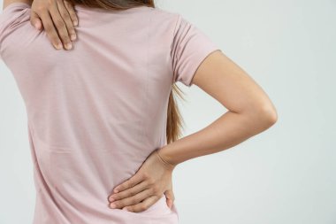 Kadın belini tutuyor ve dayanılmaz ağrılar çekiyor. Sağlık ve sorunlar, kronik sırt ağrısı, ofis sendromu, skolyoz, bel fıtığı, kas iltihabı.