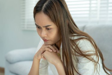 Depresyon ve akıl hastalığı. Asyalı kadın kötü haber aldıktan sonra hayal kırıklığına uğradı, üzüldü. Stresli kız mutsuz problemlerle kafası karışık, erkek arkadaşıyla tartışıyor, ağlıyor ve beklenmedik hamilelik için endişeleniyor..