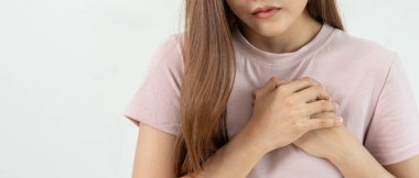 Göğüs kafesinde kalp krizi belirtileri var. Asyalı kadınlarda göğüs ağrısı var. Kalp rahatsızlığı, sızıntı, genişleme, genişlemiş kalp, göğse acı verici bir ifadeyle bastırma.
