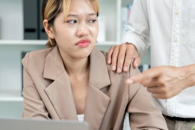 Müdür ya da kıdemli bir bayan meslektaşına omzuna dokunarak cinsel tacizde bulundu. Ofiste cinsel taciz. Tacize uğradığım için gergin ve stresliyim. taciz, saldırı, uygunsuz, ayrımcılık