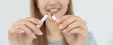 Sigara içmek yasak. Kadın sigarayı bırak, reddet, reddet, ara ver sigara al, hayır de. Sağlık için sigara içmeyi bırak. Dünya tütün günü. Uyuşturucu, akciğer kanseri, amfizem, akciğer hastalığı, uyuşturucu, nikotin etkisi