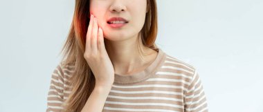 Asyalı kadınlar diş eti iltihabı, dişleri, çürüme problemleri, diş bakımı yüzünden diş ağrısı çekerler. hassas diş, çürüme problemi, kötü nefes, Gingival durgunluk, ağız temizliği eğitimi, diş çıkarma