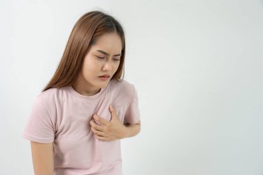 Göğüs kafesinde kalp krizi belirtileri var. Asyalı kadınlarda göğüs ağrısı var. Kalp rahatsızlığı, sızıntı, genişleme, genişlemiş kalp, göğse acı verici bir ifadeyle bastırma.