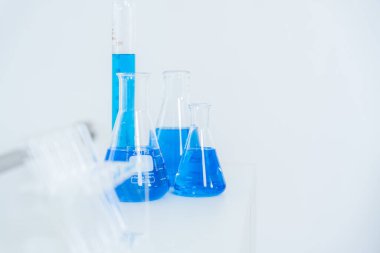 Gelişmiş bilim laboratuarında biyokimyasal örnek. Virüsün kimyasal mikro-biyolojik gelişimini kontrol et. Fen laboratuvarında biyoteknoloji araştırması. cosmeti