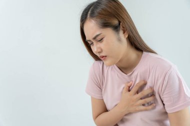 Göğüs kafesinde kalp krizi belirtileri var. Asyalı kadınlarda göğüs ağrısı var. Kalp rahatsızlığı, sızıntı, genişleme, genişlemiş kalp, göğse acı verici bir ifadeyle bastırma.