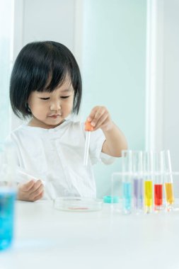 Çocuk Bilimci Eğitimi Laboratuvarda Bilimsel. Tıbbi çocuk eğitimi, biyoteknoloji, keşfet, hayal et, yürütme işlevi, çocuk, eğitim, zeka oranı, duygusal katsayısı