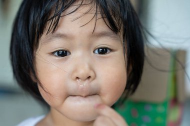 Hasta Asyalı çocukların hapşırması ve burnu akması mevsimsel grip, alerji, yüksek ateş ve grip, dinlenme, virüs, koronavirüs, hastalık, solunum, grip, RSV