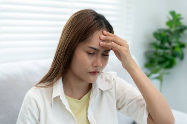 Baş ağrısı, kadın migren ağrısı, kötü sağlık, Asyalı kadın stres ve baş ağrısı, ofis sendromu, alınına dokunmaktan yorgun düşmüş migren ya da depresyon, sinirli kız, hüzün.