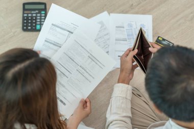 Yüklü faturaları ve faturaları olan stresli ve baş ağrısı çeken Asyalı çift harcamaları ve kredi kartı borçlarını ödeyecek paraları yok. kıtlık, mali sorunlar, mortgage, kredi, iflas, iflas, yoksul, boş cüzdan