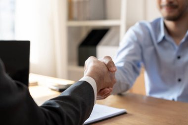 Kira, kiralama ve ev satma. Satış müdürü yeni ev sahibine gülümsedi. Kira evi, satış, kredi kredisi finans, sigorta, satıcı, satıcı, taksit