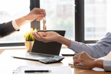 Kira, kiralama ve ev satma. Emlakçı menajeri yeni sahibine gülümsüyor. kira, satış, kredi finans, sigorta, satıcı, dağıtıcı, taksit, satın alma, satma, taşınma