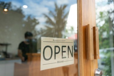 İşimizin ilk gününde açığız. Güvenliği, temizliği ve kafeyi açmayı garanti ediyor. Yeni normallere açık. Küçük işletme, hoş geldin, restoran, ev yapımı