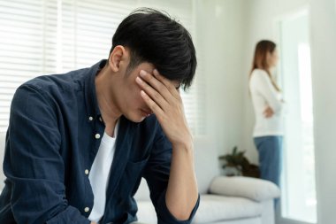 Boşanma. Asyalı çiftler evlendikten sonra çaresiz ve hayal kırıklığına uğrarlar. Karı koca kavgalar yüzünden üzgün, üzgün ve hayal kırıklığına uğramış durumdalar. Güvensizlik, aşk sorunları, ihanetler. Aile sorunu, gençlik aşkı