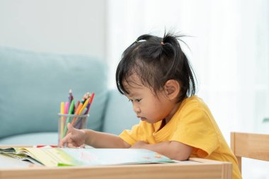 Mutlu Asyalı çocuklar evde kitap okuyarak rahatlar. Kızım ve bir hikaye okuyordum. öğrenme, çocuk bakımı, gülme, eğitim, hikaye anlatma, uygulama, hayal etme, bağımlılık cep telefonunu azaltma