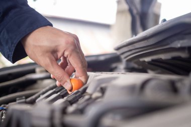 Tamirci yıllık araba teftişi yapıyor. Araba tamirhanesi servise hazır. Araba tamircisi motor sorunlarını inceliyor. Teknik denetim, motor güvenliği, motor yağının değiştirilmesi.