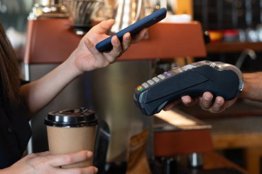 Kadın, kafeterya restoranında sipariş menüsü için dijital dağıtım ile QR kodunu taramak için akıllı telefon kullanıyor. Menüyü ve siparişi seçin ve indirimi toplayın. E cüzdan, teknoloji, online ödeme, kredi kartı, banka uygulaması.