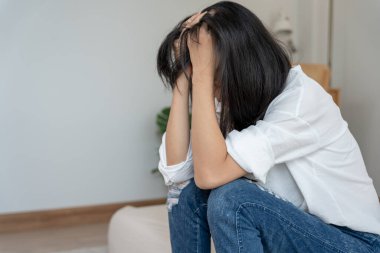 Depresyon ve akıl hastalığı. Asyalı kadın kötü haber aldıktan sonra hayal kırıklığına uğradı, üzüldü. Stresli kız mutsuz problemlerle kafası karışık, erkek arkadaşıyla tartışıyor, ağlıyor ve beklenmedik hamilelik için endişeleniyor..