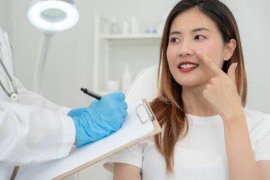 Estetik ameliyat, güzellik, cerrah ya da kadın yüzüne dokunan güzellik uzmanı burun şeklini değiştiren cerrahi prosedür, doktor burun estetiğinden önce burnunu muayene eder, tıbbi yardım, sağlık...