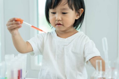 Çocuk Bilimci Eğitimi Laboratuvarda Bilimsel. Tıbbi çocuk eğitimi, biyoteknoloji, keşfet, hayal et, yürütme işlevi, çocuk, eğitim, zeka miktarı, duygusal nicelik