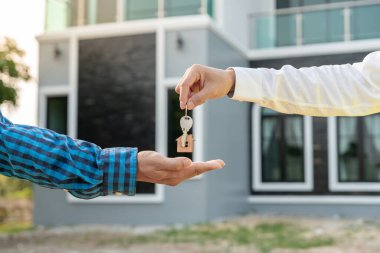 Kira, kiralama ve ev satma. Emlakçı menajeri yeni sahibine gülümsüyor. kira, satış, kredi finans, sigorta, satıcı, dağıtıcı, taksit, satın alma, satma, taşınma