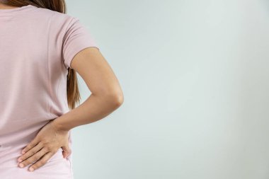 Adam onu sırtından tutup dayanılmaz ağrılar çekiyor. Sağlık ve sorunlar, kronik sırt ağrısı, ofis sendromu, skolyoz, bel fıtığı, kas iltihabı.