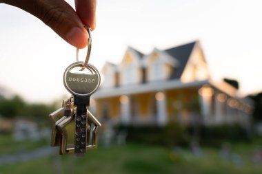 Kira, kiralama ve ev satma. Emlakçının elinde yeni bir ev ya da emlak için anahtar var. kira, satış, kredi finans, sigorta, satıcı, dağıtıcı, taksit, satın alma, satma, taşınma