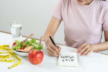 Diyet ve diyet. Sağlıklı yiyecekler için diyet hazırlayan ince bir kadın. kilo kaybı, denge, kontrol, yağ kaybı, düşük kalori, rutinler, egzersiz.