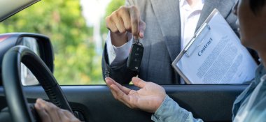 Kira, kiralık araba, satış, alım. Satış müdürü araba anahtarlarını yeni sahibine gönderir. Satışlar, kredi kredisi finans, kira aracı, sigorta, kiralama, satıcı, satıcı, taksit, araba bakımı işi