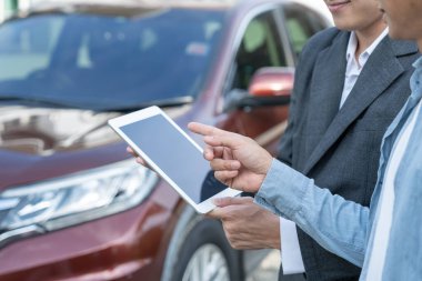 Kira, kiralık araba, satış, alım-satım. Yeni sahibi için imzalanacak sözleşmeyi açıklar. Satışlar, kredi kredisi finans, kira aracı, sigorta, kiralama, satıcı, satıcı, taksit, araba bakımı işi.