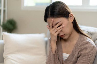 Depresyon ve akıl hastalığı. Asyalı kadın kötü haber aldıktan sonra hayal kırıklığına uğradı, üzüldü. Stresli kız mutsuz problemlerle kafası karışık, erkek arkadaşıyla tartışıyor, ağlıyor ve beklenmedik hamilelik için endişeleniyor..