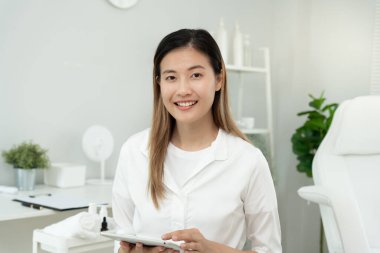 Güzellik Listesi Programı, Güzellik Kliniği, VIP müşterileri spa ve güzellik, Kaplıca ve Güzellik, Yatak ve Sandalyeli Beyaz Oda, Cilt Bakımı, Stil, Sağlık, Güzellik Uzmanı