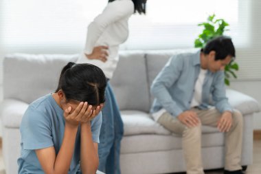 Ailede sorun var. Kızım ellerini yüzünü kapatmak için kullanır ve ebeveynlerin kavgasından dolayı stres hissedersin. Çocuğun ruhsal sorunları var. Kavgalar, şiddet, depresyon, intihar, cesaret kırma, sosyal sorun