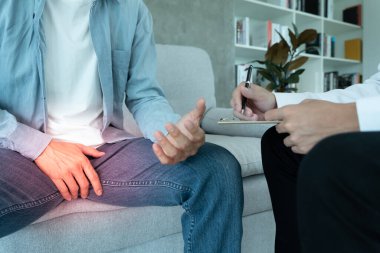 Adam mahrem yerlerin önünde el ele tutuşup rahatsızlık duyuyor ve doktora danışıyor. Zührevi, testis kanseri. Mesane sorunları, ereksiyon bozukluğu, erken boşalma, prostat kanseri.