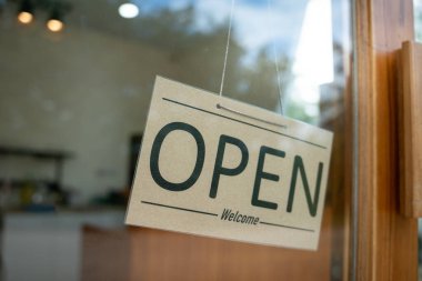 İşimizin ilk gününde açığız. Güvenliği, temizliği ve kafeyi açmayı garanti ediyor. Yeni normallere açık. Küçük işletme, hoş geldin, restoran, ev yapımı