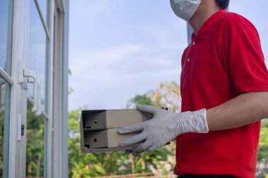 Mutlu gülümseyen kadın evdeki kuryeden kutuları alıyor. Teslimatçı ekspres teslimat gönderdi. Online alışveriş, kağıt konteynırlar, paket servisi, postacı, teslimat servisi, paketler.