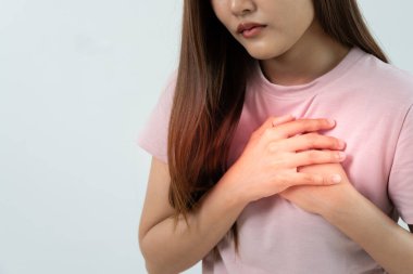 Göğüs kafesinde kalp krizi belirtileri var. Asyalı kadınlarda göğüs ağrısı var. Kalp rahatsızlığı, sızıntı, genişleme, genişlemiş kalp, göğse acı verici bir ifadeyle bastırma.