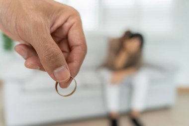 Boşanma. Adam evlilik yüzüğünü çıkarmış. Evlilikten sonra çaresiz ve hayal kırıklığına uğramış çiftler. Karı koca anlaşmazlıklar yüzünden üzgün, üzgün ve hayal kırıklığına uğramış. güvensizlik, aşk sorunları, ihanetler, aile, sevgili