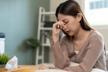 Mutsuz Asyalı kadın kız hayal kırıklığına uğradı, evde yalnız başına yaşanan sorunlara üzüldü, kendini yalnız hissetti, strese girdi, kötü bir ilişki yaşadı, ayrıldı, boşandı, kafası karıştı, depresyon geçirdi, zihinsel sağlık, yalnızlık.