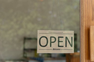 Şov tabelası ilk iş gününde açılır. Güvenliği, temizliği ve kafeyi açmayı garanti ediyor. Yeni normallere açık. Küçük işletme, hoş geldin, restoran, ev yapımı