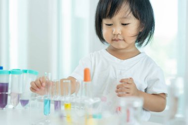 Çocuk Bilimci Eğitimi Laboratuvarda Bilimsel. Tıbbi çocuk eğitimi, biyoteknoloji, keşfet, hayal et, yürütme işlevi, çocuk, eğitim, zeka oranı, duygusal katsayısı