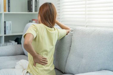 Kadın belini tutuyor ve dayanılmaz ağrılar çekiyor. Sağlık ve sorunlar, kronik sırt ağrısı, ofis sendromu, skolyoz, bel fıtığı, kas iltihabı.