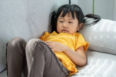 Hasta Asyalı çocukların hapşırması ve burnu akması mevsimsel grip, alerji, yüksek ateş ve grip, dinlenme, virüs, koronavirüs, hastalık, solunum, grip, RSV