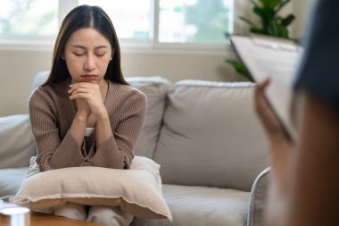 Akıl sağlığı sorunları olan bir kadın danışmanlık yapıyor. Psikiyatrist tedavi için hastanın durumunu kaydediyor. teşvik, sevgi ve aile sorunu, bipolar, depresyon hastası, intiharı koru