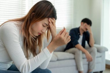 Boşanma ve kavgalar. Çiftler evlendikten sonra çaresiz ve hayal kırıklığına uğrarlar. Karı koca kavgalar yüzünden üzgün, üzgün ve hayal kırıklığına uğramış durumdalar. Güvensizlik, aşk sorunları, ihanetler. aile sorunu