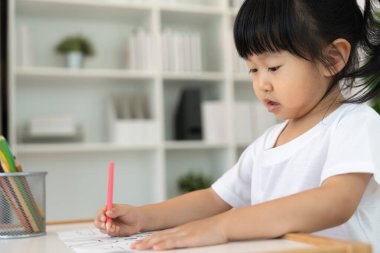 Çocuklar resim yapmayı öğreniyor ve eğleniyor. Aile evde mutlu ve heyecanlı. Anne ve kızı birlikte vakit geçiriyorlar. Tatil, Faaliyet, Yönetici Fonksiyonu, IQ, E