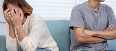 Boşanma. Asyalı çiftler evlendikten sonra çaresiz ve hayal kırıklığına uğrarlar. Karı koca kavgalar yüzünden üzgün, üzgün ve hayal kırıklığına uğramış durumdalar. Güvensizlik, aşk sorunları, ihanetler. Aile sorunu, gençlik aşkı